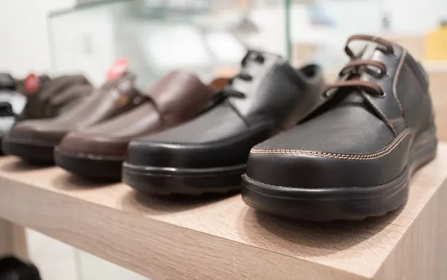 Orthopädie Schuhe in der Auslage in einem Geschäft in Basel. 