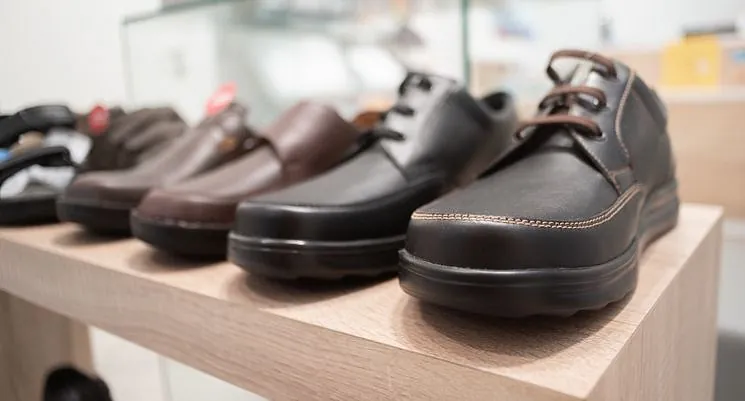 Orthopädie Schuhe in der Auslage in einem Geschäft in Basel. 
