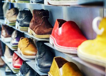 Mehrere Schuhe in einem Regal
